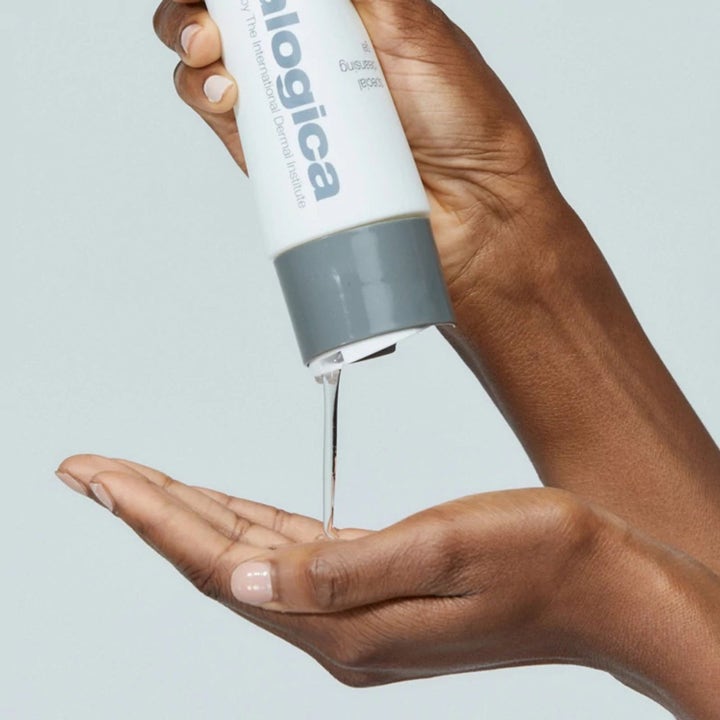 Dermalogica Cleansing & Peeling Set ansigtsrens i hvid tube der giver klar hud og hældes ud i en hånd