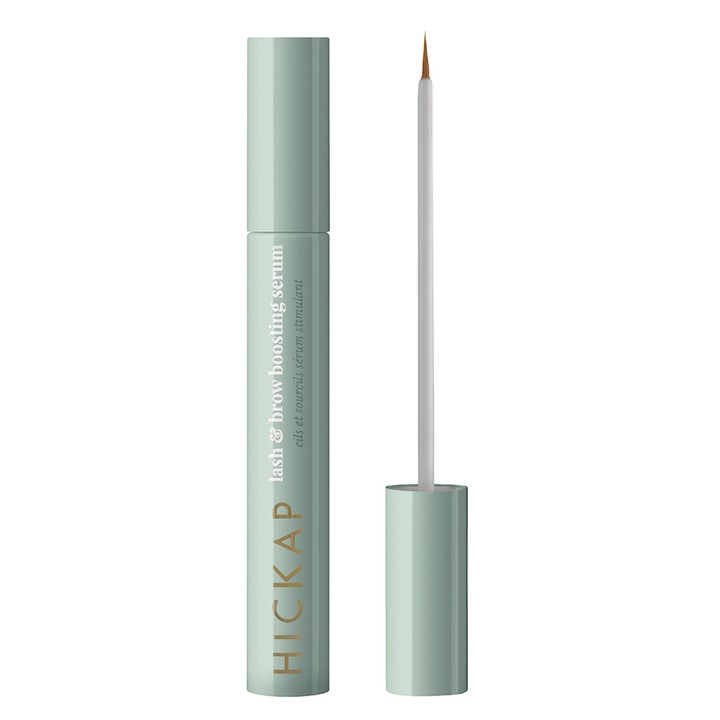Hickap Lash & Brow Boosting Serum stimulerende vippeserum i lysegrønt hylster med en præcis penselapplikator
