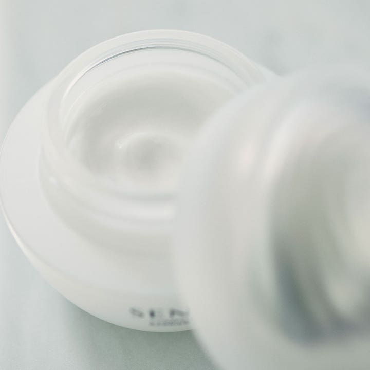 Sensai Comforting Barrier Mask 60 ml beroligende ansigtsmaske viser en fyldig hvid creme i en hvid krukke