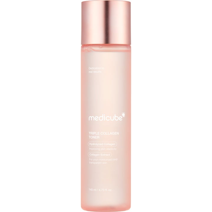 Medicube Triple Collagen Toner 140 ml fugtgivende skintonic i en høj lyserød flaske med rosaguld låg