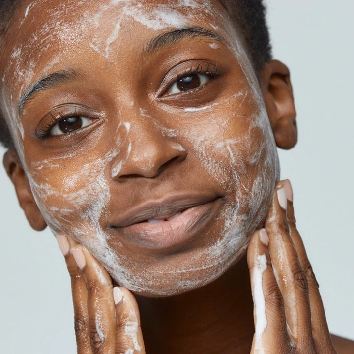 Dermalogica Cleanse & Smooth Starter Set hudpleje påført som hvidt renseskum i ansigtet på en kvinde