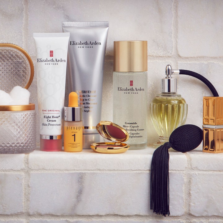 Elizabeth Arden Eight Hour Cream Skin Protectant 50 ml beskyttende ansigtscreme i et luksuriøst setup på en marmorhylde.