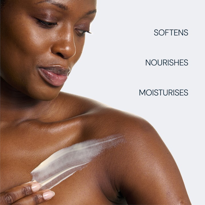Elemis Frangipani Monoi Body Cream 200 ml fugtgivende kropscreme påføres huden med tekst SOFTENS NOURISHES MOISTURISES