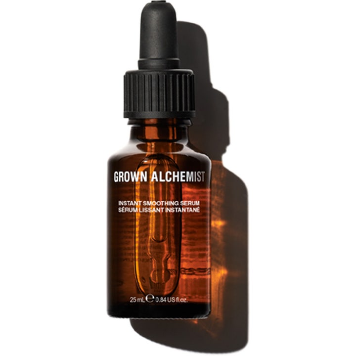 Grown Alchemist Instant Smoothing Serum 25 ml udglattende ansigtsserum i brun glasflaske med sort pipette