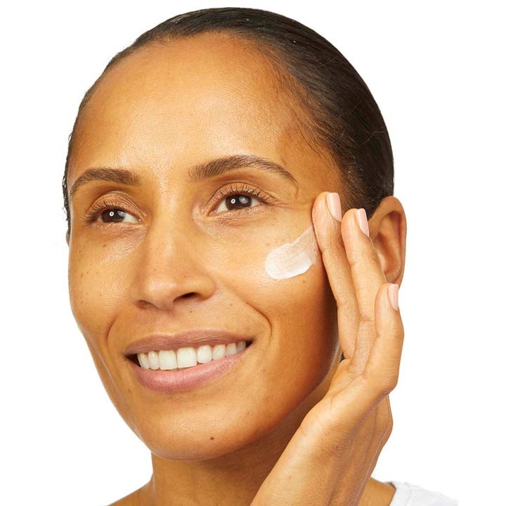 No7 Protect & Perfect Intense Advanced Night Cream 50 ml nattcreme påføres på kinden af en smilende kvinde