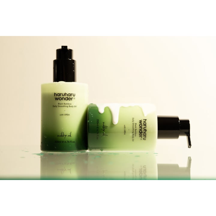 haruharu wonder Black Bamboo Daily Smoothing Body Oil 200 ml i grønne flasker med hvid cremet tekstur