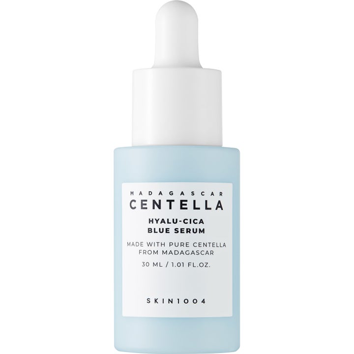 Skin1004 Madagascar Centella Hyalu-Cica Blue Serum 30 ml giver fugt i lyseblå frostet glasflaske med hvid pipette