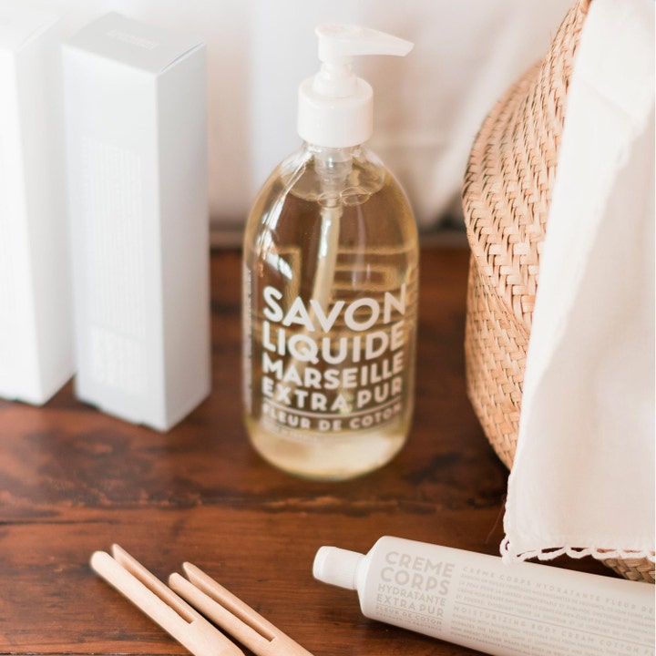 Compagnie de Provence Liquid Marseille Soap 495 ml fugtgivende håndsæbe i klar pumpeflaske i et lifestyle-miljø
