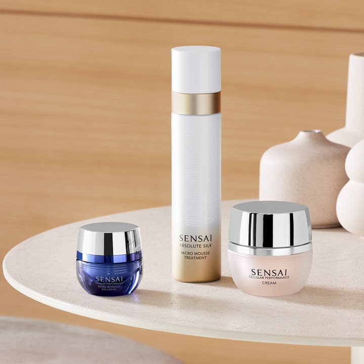 Sensai Cellular Performance Extra Intensive Eye Cream 15 ml opstrammende øjencreme i blå krukke i et lyst miljø
