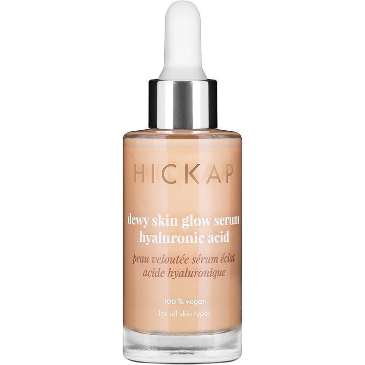 Hickap Dewy Skin Glow Serum fugtgivende serum med hyaluronsyre i glasflaske med hvid pipette og beige indhold