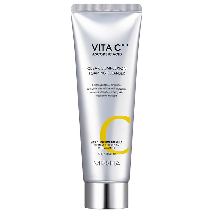 Missha Vita C Plus Foaming Cleanser 120 ml ansigtsrens giver klar hud i en sølvfarvet tube med gult C-logo.