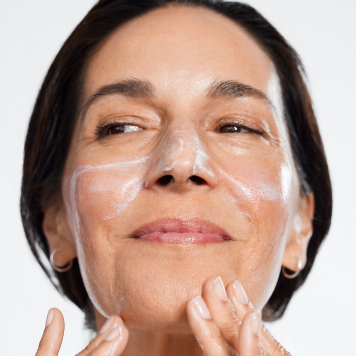 Clinique Smart Clinical Repair SPF30 75 ml rynkekorrigerende solcreme til ansigtet påført en kvindes ansigt