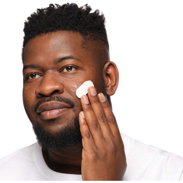 The Ordinary Natural Moisturizing Factors + Phytoceramides 30 ml ansigtscreme påføres en mands kind