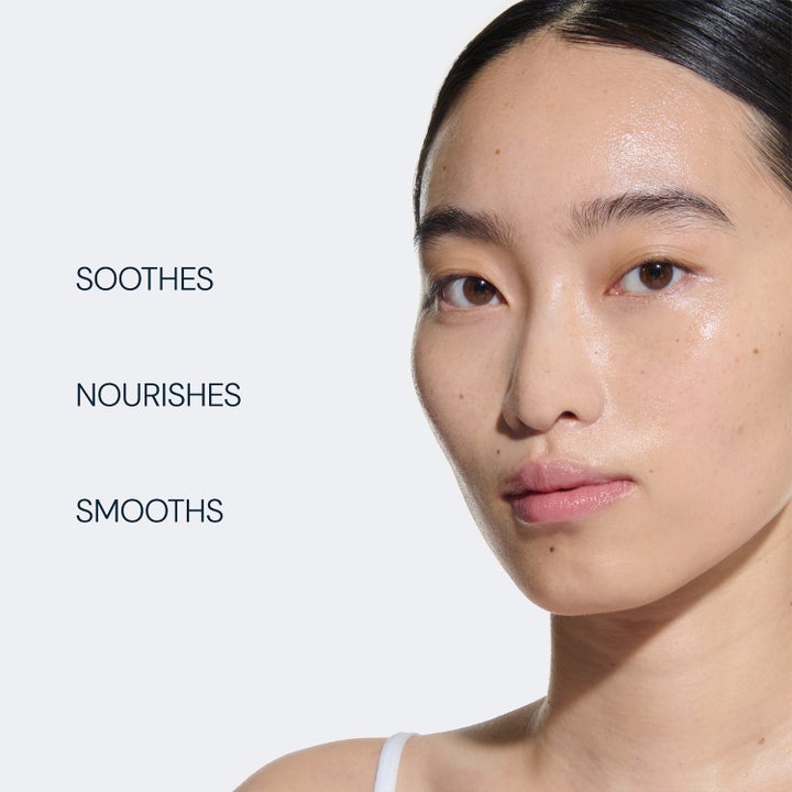 Elemis Pro-Collagen Rose Facial Oil 15 ml nærende ansigtsolie på model med glød og tekst soothes nourishes smooths