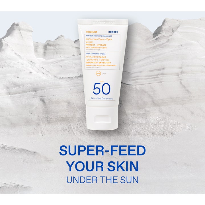 KORRES Yoghurt Face + Eyes Sunscreen 50 ml fugtgivende solcreme SPF50 i hvid tube foran et lyst klippelandskab