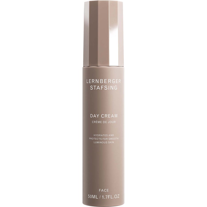 Lernberger Stafsing Day Cream 50 ml fugtgivende dagcreme i en elegant beige flaske med et kantet låg.