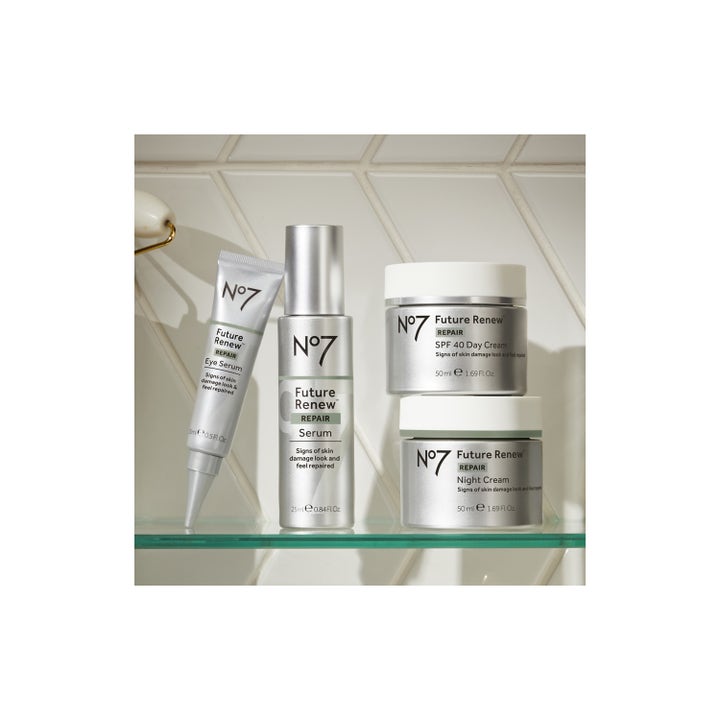 No7 Future Renew Repair Day Cream SPF40 50 ml reparerende solcreme til ansigtet i sølvfarvet krukke på glashylde