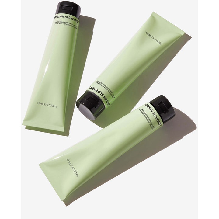Grown Alchemist Smoothing Body Exfoliant 170 ml eksfolierende body scrub i lysegrønne tuber med sorte låg