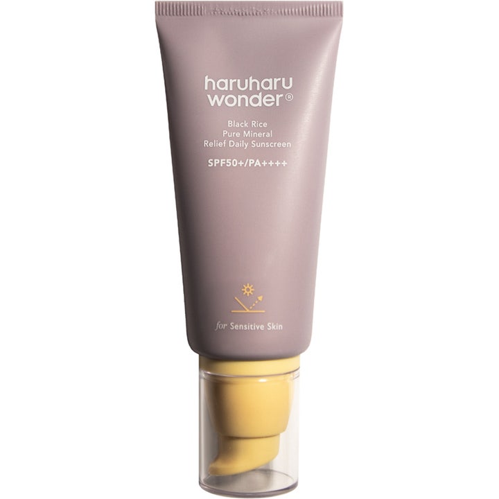 Haruharu Wonder Black Rice Pure Mineral Relief Daily Sunscreen solcreme i lilla tube med gul pumpe og klart låg
