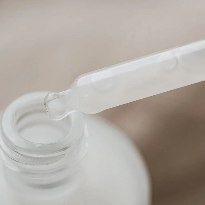Codage Paris The Serum N°07 Soothing & Anti-Redness 30 ml mod rødme viser en mælkehvid tekstur i en glaspipette