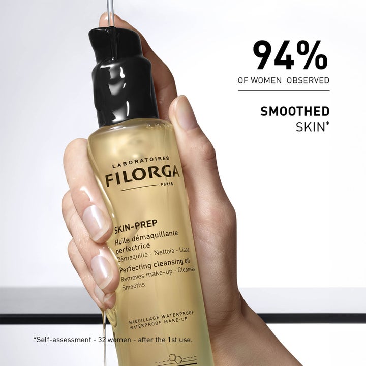 Filorga Skin-Prep Perfecting Cleansing Oil 150 ml renseolie i hånd der giver glattere hud