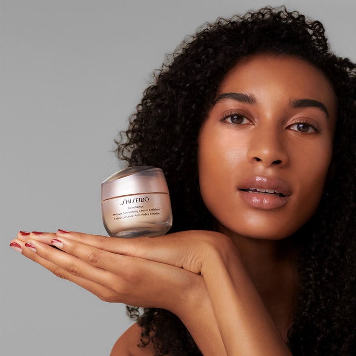 Shiseido Benefiance Wrinkle Smoothing Enriched Cream 50 ml udglattende anti-age dagcreme holdt af kvinde med krøller