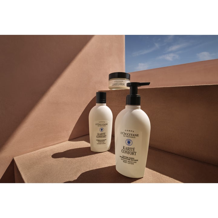 L'Occitane en Provence Shea Butter Body Lotion 240 ml giver intens fugt i hvid pumpeflaske i varmt arkitektonisk miljø