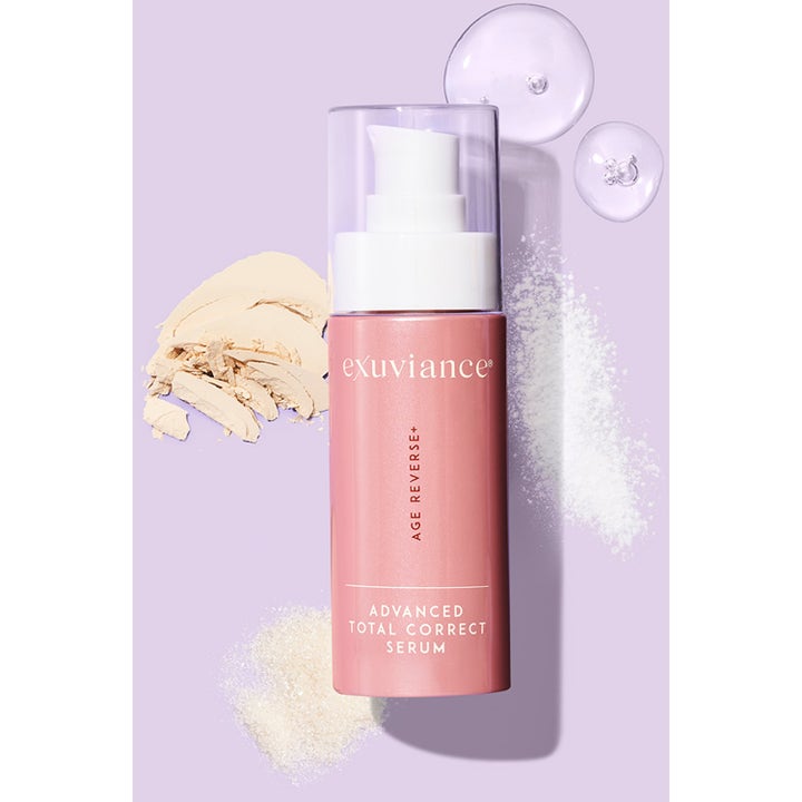 Exuviance Age Reverse Total Correct + Sculpt Serum 30 ml opstrammende serum i lyserød pumpeflaske med teksturprøver.