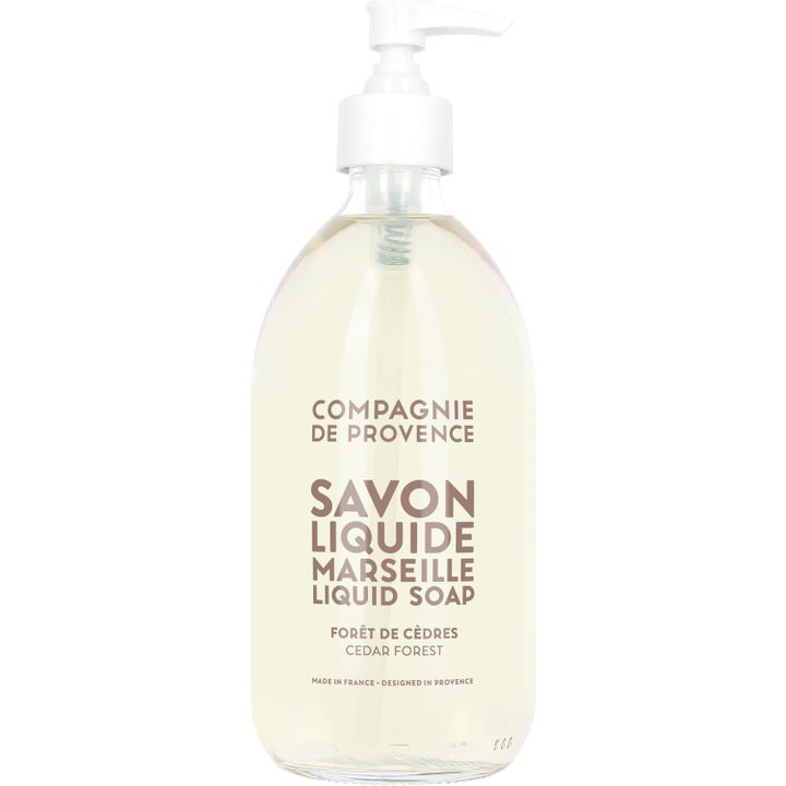 Compagnie de Provence Savon Liquide Marseille Cedar Forest flydende sæbe i klar flaske med hvid pumpe og lys væske.