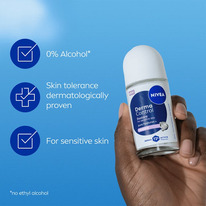 NIVEA Derma Control Restore 50 ml roll on deodorant til følsom hud i en hånd med tekst om 0% alkohol og vitamin E