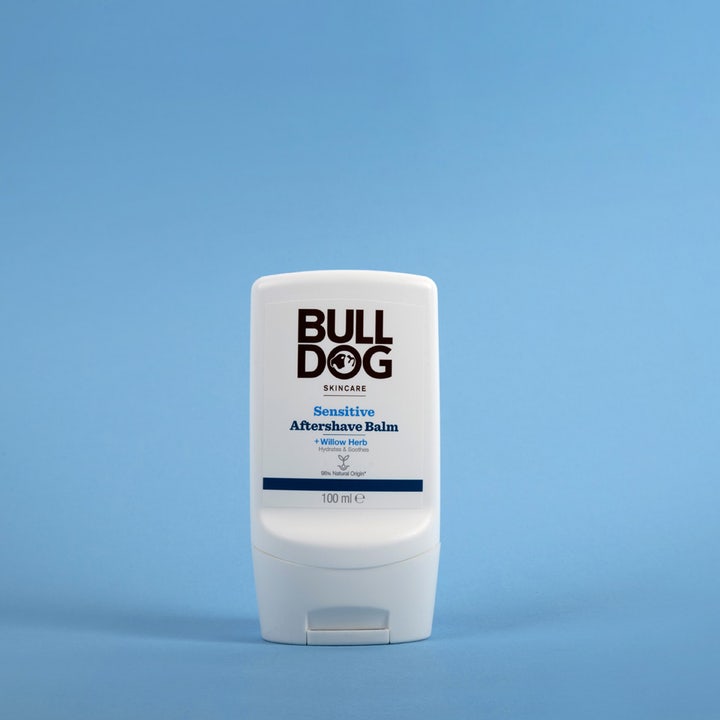 Bulldog Sensitive After Shave Balm 100 ml lindrende aftershave i hvid tube mod blå baggrund