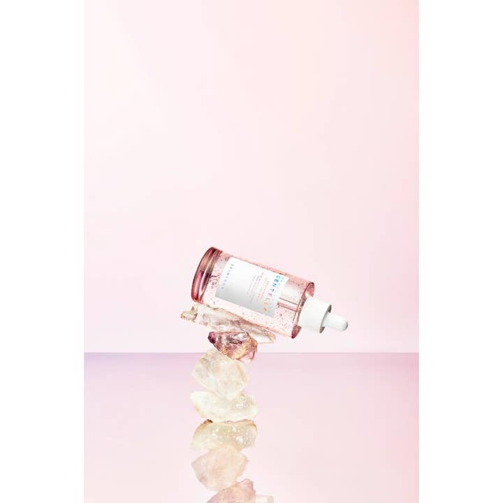 SKIN1004 Madagascar Centella Poremizing Fresh Ampoule 100 ml poremindskende serum i lyserød glasflaske balanceret på sten