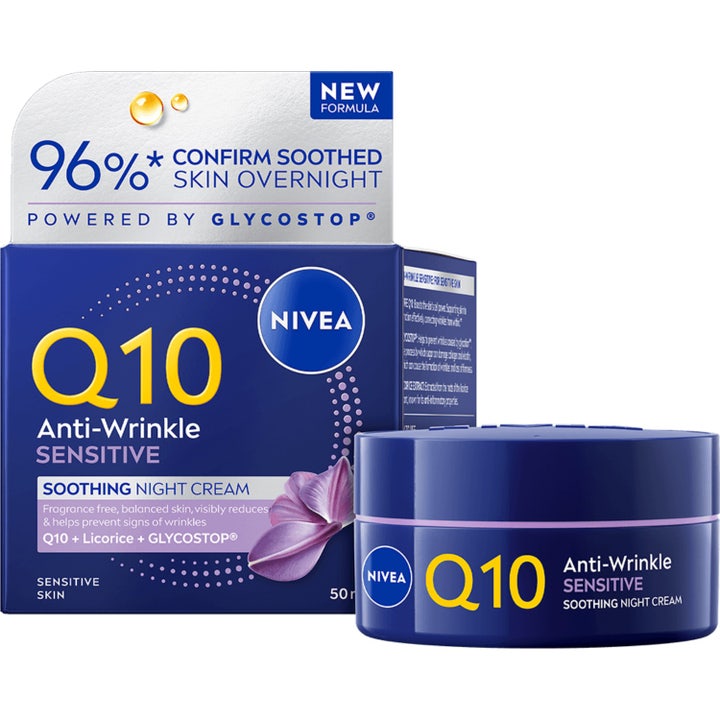 Nivea Q10 Anti-Wrinkle Sensitive natcreme 50ml mod rynker i mørkeblå krukke og papæske med lilla blomstermotiv.