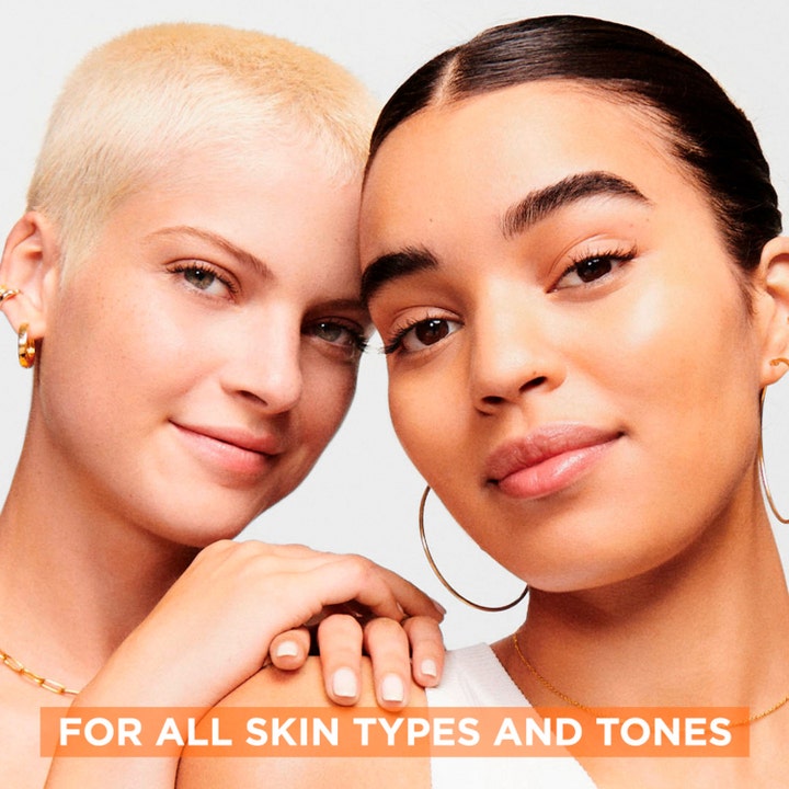 Garnier SkinActive Vitamin C 10% Night Serum 30 ml giver glød til alle hudtyper og toner vist på to kvinder