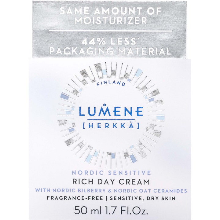 Lumene Nordic Sensitive Rich Day Cream 50 ml beroligende dagcreme i hvid æske med sølvtop og tekst om mindre emballage.