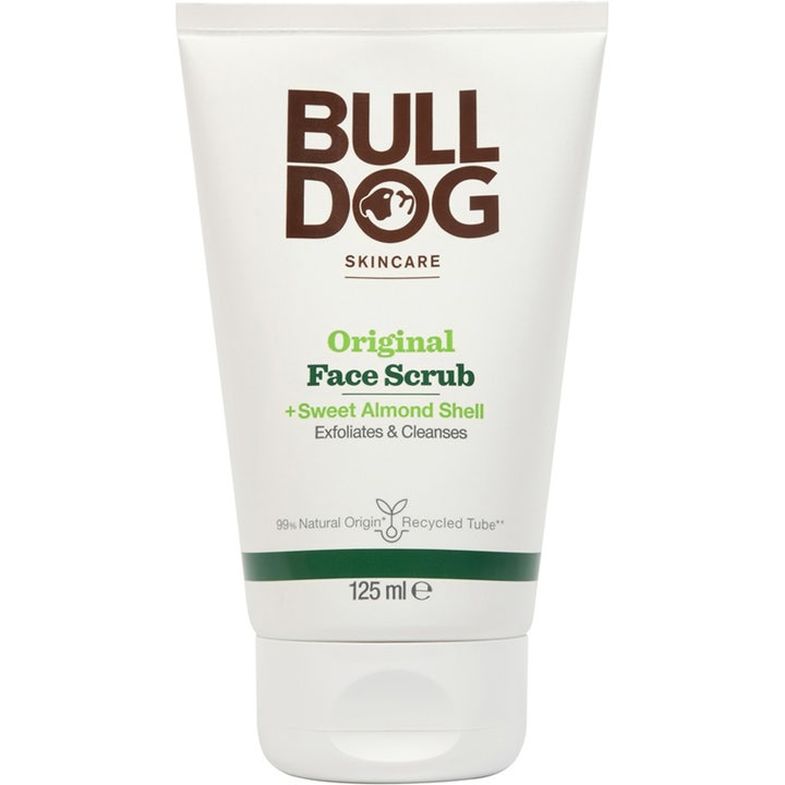 Bulldog Original Face Scrub 125 ml eksfolierende ansigtsscrub i hvid tube med mandelskal der giver ren hud.