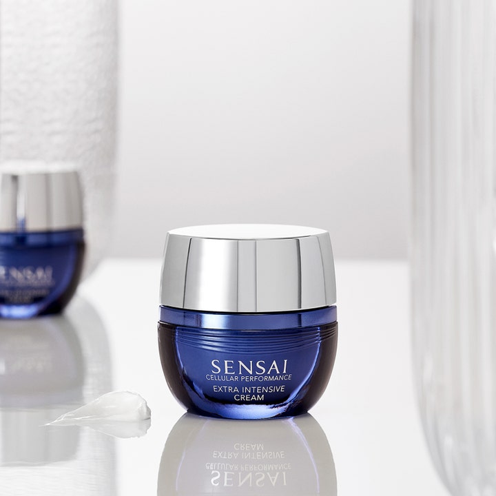 Sensai Cellular Performance Extra Intensive Cream 40 ml dagcreme i blå krukke med hvid creme tekstur