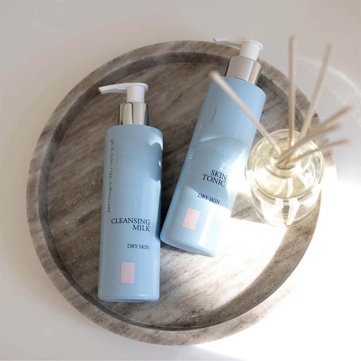Beauté Pacifique Cleansing Milk og Skin Tonic til tør hud i lyseblå pumpeflasker på en elegant marmorbakke