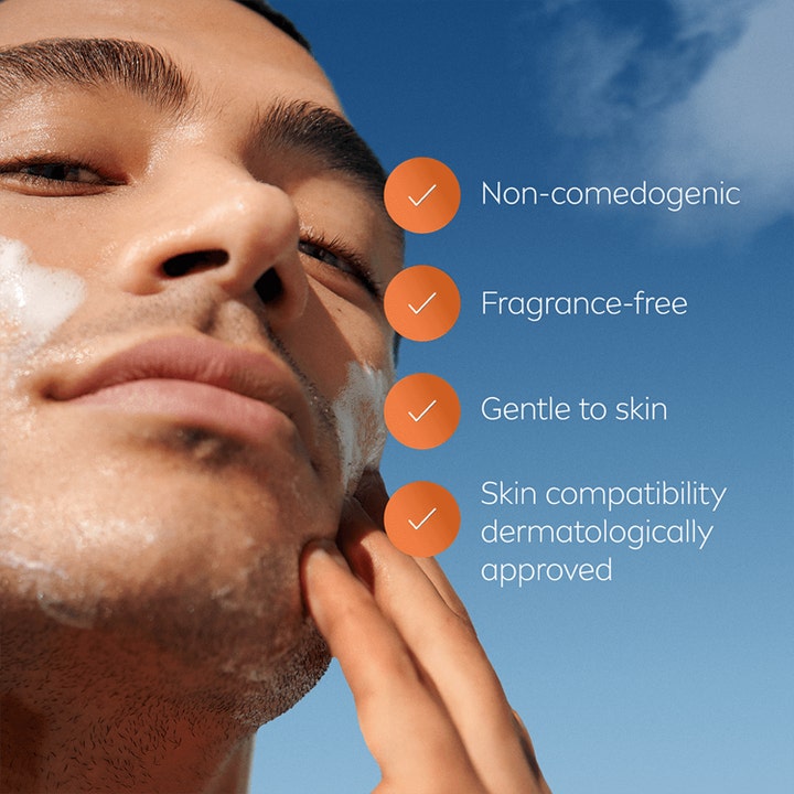 NIVEA Derma Skin Clear Wash Gel 150 ml parfumefri ansigtsrens på en mand med hvidt skum mod blå himmel