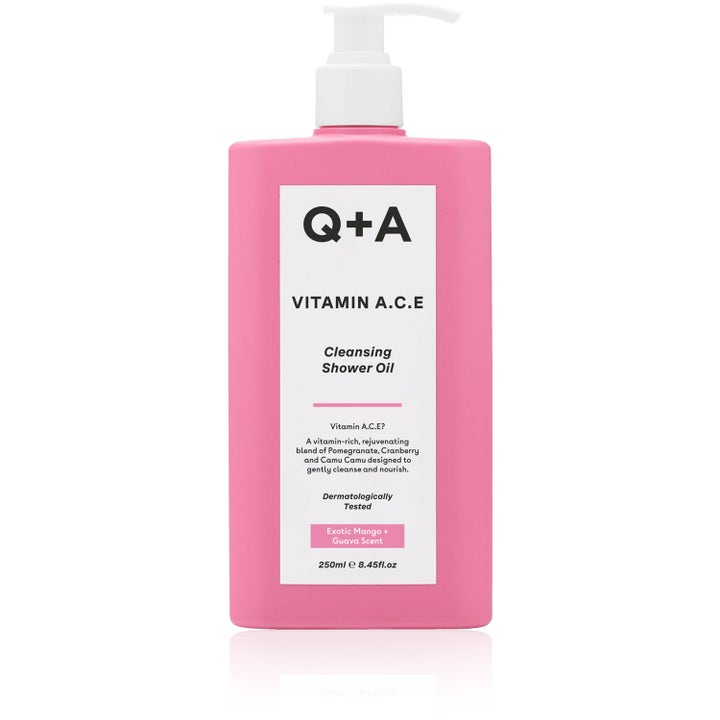 Q+A Vitamin A.C.E Cleansing Shower Oil 250ml nærende bruseolie med vitamin C i en lyserød flaske med hvid pumpe
