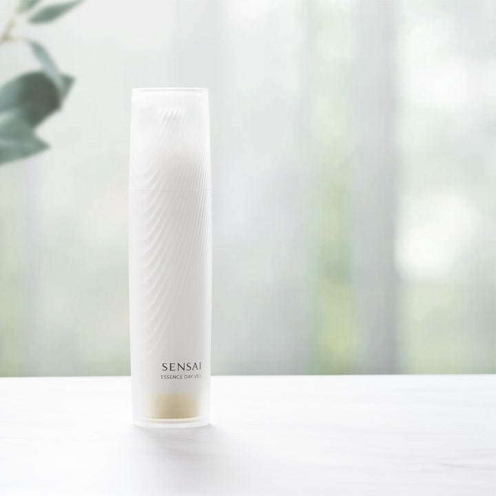 Sensai Essence Day Veil 40 ml fugtgivende dagcreme i elegant hvid flaske med bølgemønster i lyse omgivelser