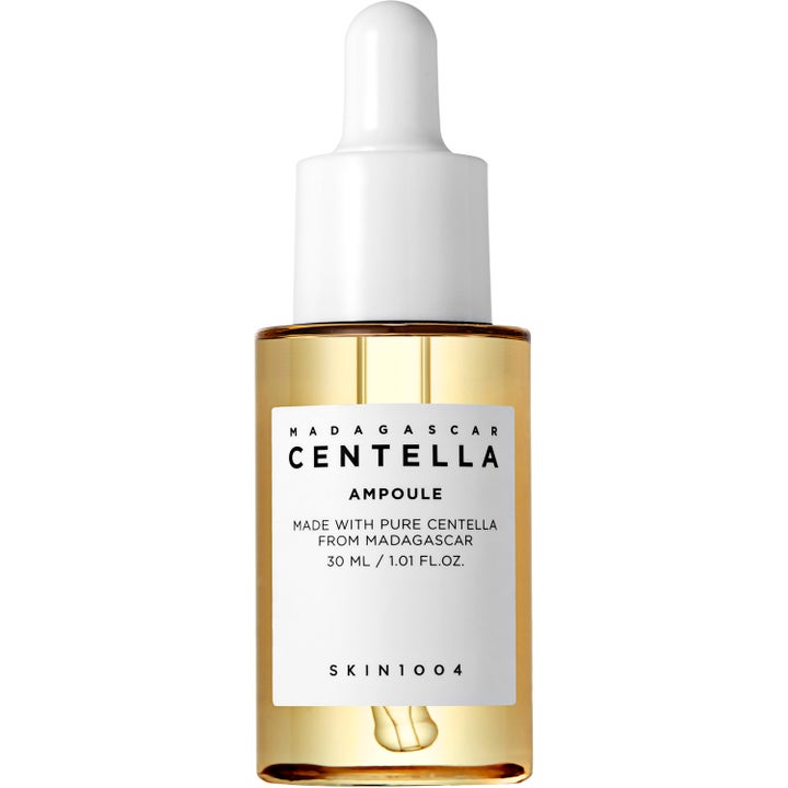 SKIN1004 Madagascar Centella Ampoule 30 ml beroligende ansigtsserum i ravfarvet glasflaske med hvid pipette.