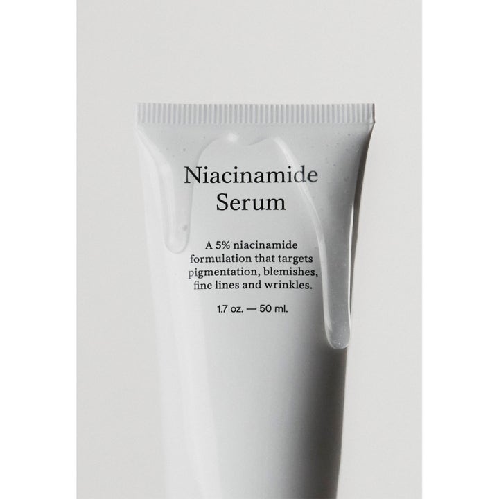 Jorgobé Niacinamide Serum 50 ml udjævnende serum i hvid tube med flydende gennemsigtig tekstur udenpå.