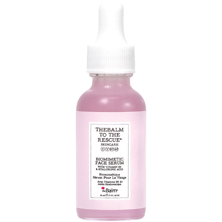 theBalm To The Rescue 30 ml fugtgivende ansigtsserum med hyaluronsyre og lilla væske i glasflaske med pipette