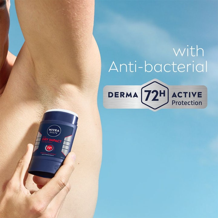 NIVEA Dry Impact Stick 50 ml herredeodorant giver 72 timers beskyttelse i blå emballage mod en klar blå himmel