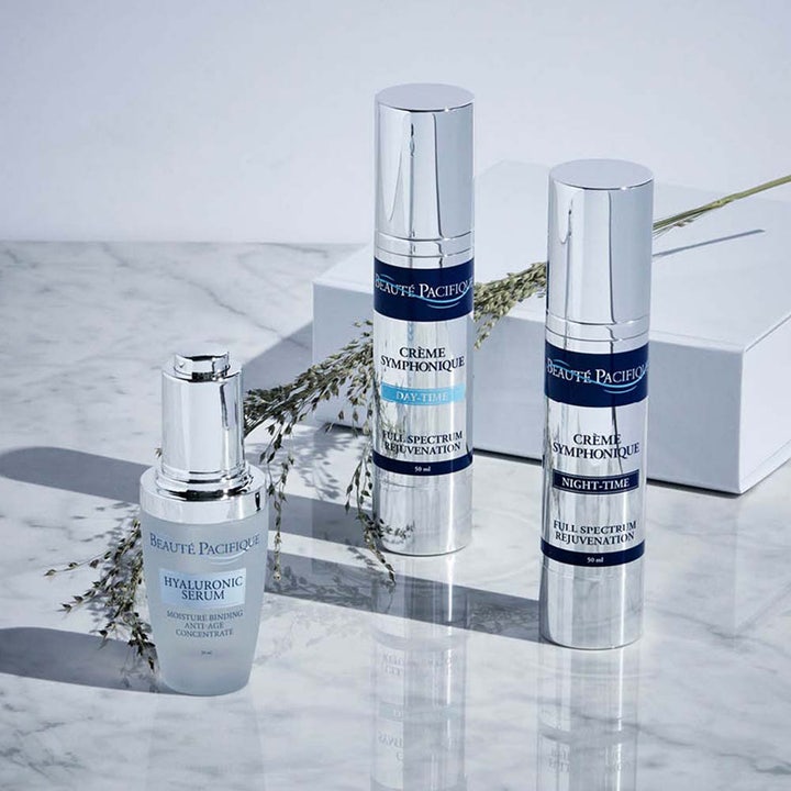 Beauté Pacifique Symphonique Night-Time 50 ml nattcreme i sølvfarvet pumpeflaske stående på marmor med serum.