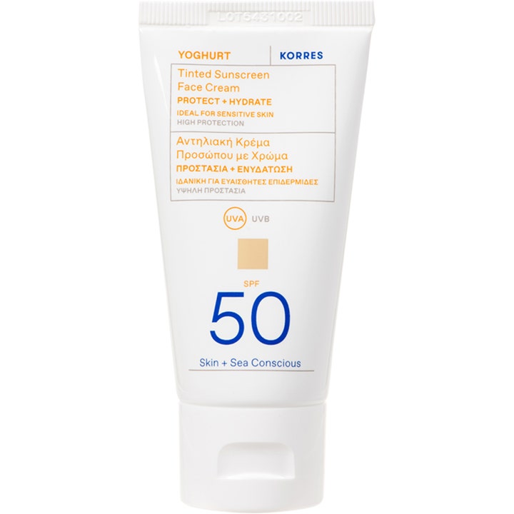 Korres Yoghurt Tinted Sunscreen Face Cream fugtgivende solcreme i hvid tube med SPF 50 og beige farveprøve