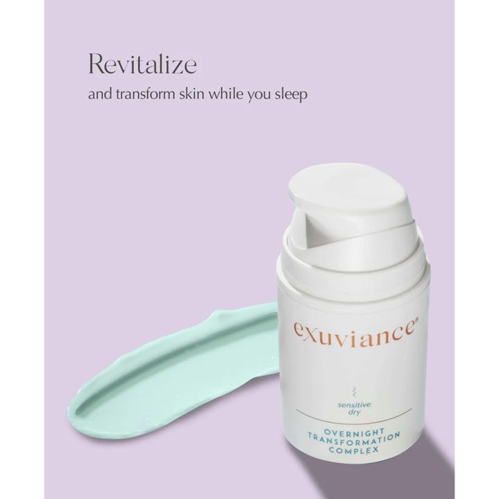 Exuviance Overnight Transformation Complex 50 g natcreme der revitaliserer huden i hvid pumpeflaske med lyseblå creme.