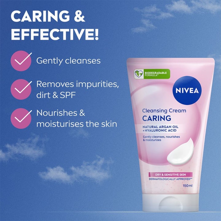 NIVEA Cleansing Cream Caring 150 ml plejende ansigtsrens med arganolie i lyserød tube mod en blå himmel.