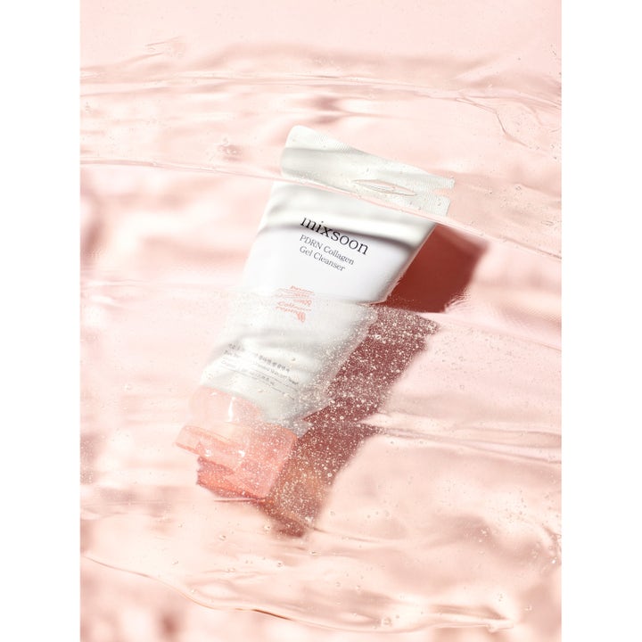 Mixsoon PDRN Collagen Gel Cleanser 100 ml ansigtsrens i hvid tube omgivet af en lyserød boblende geltekstur